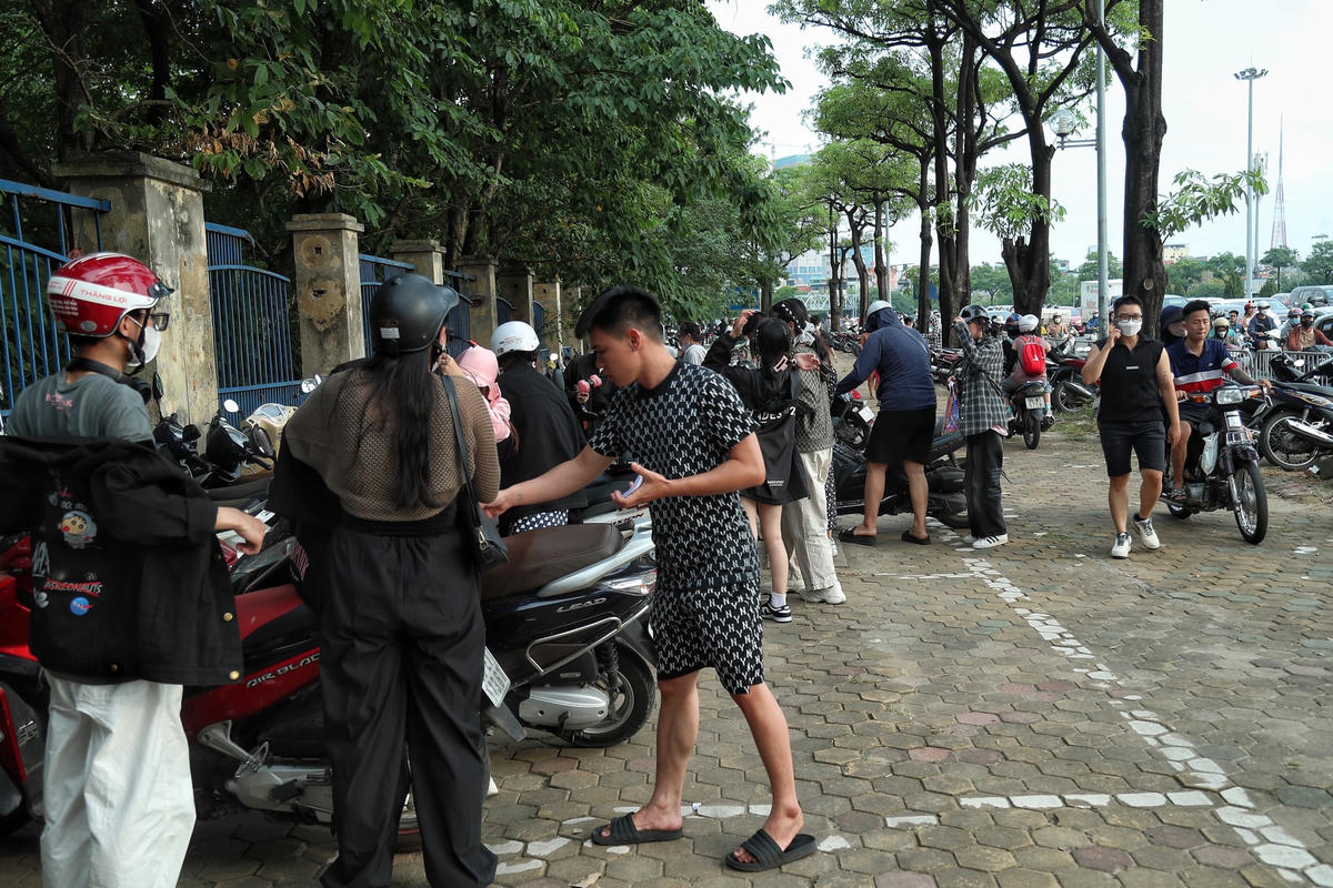 Ngay sau khi vắng bóng lực lượng chức năng, nhóm đối tượng này lại tiếp tục thu 50 nghìn đồng/ lượt.
