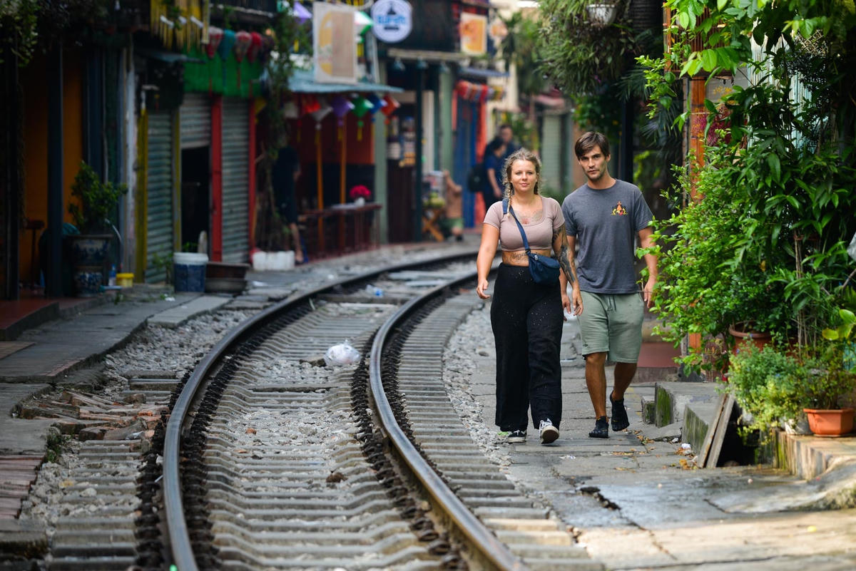 Nhiều du khách không nắm được thông tin nên vẫn đi vào trong tuyến phố này. Sau đó lực lượng chức năng đã hướng dẫn họ di chuyển để đảm bảo công tác rào chắn.