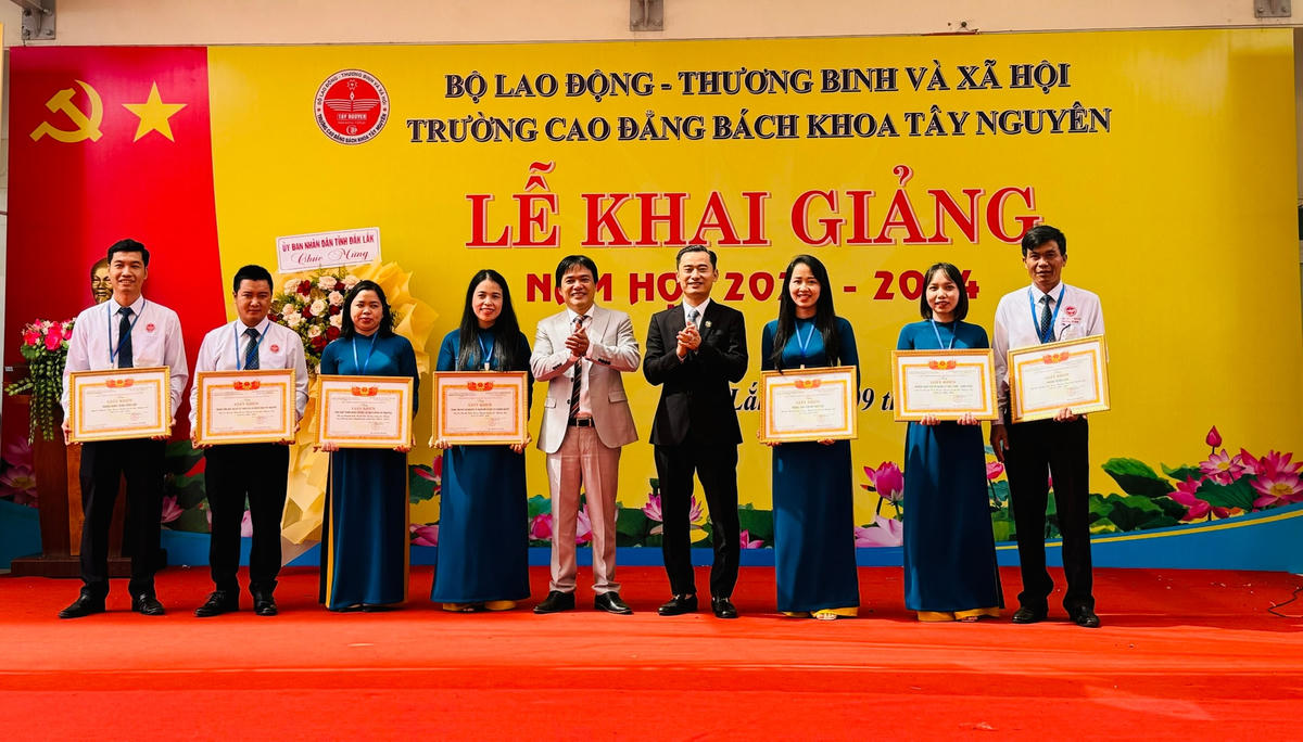 Lãnh đạo Nhà trường khen thưởng cho tập thể cán bộ giáo viên.