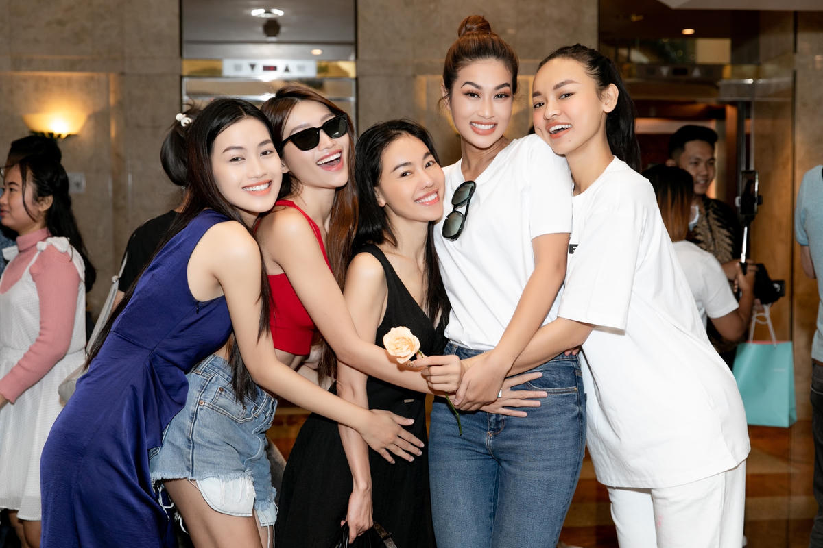 Top 4 Hoa hậu Hòa Bình Việt Nam cũng có mặt tại Indonesia để cổ vũ cho Thiên Ân. 
