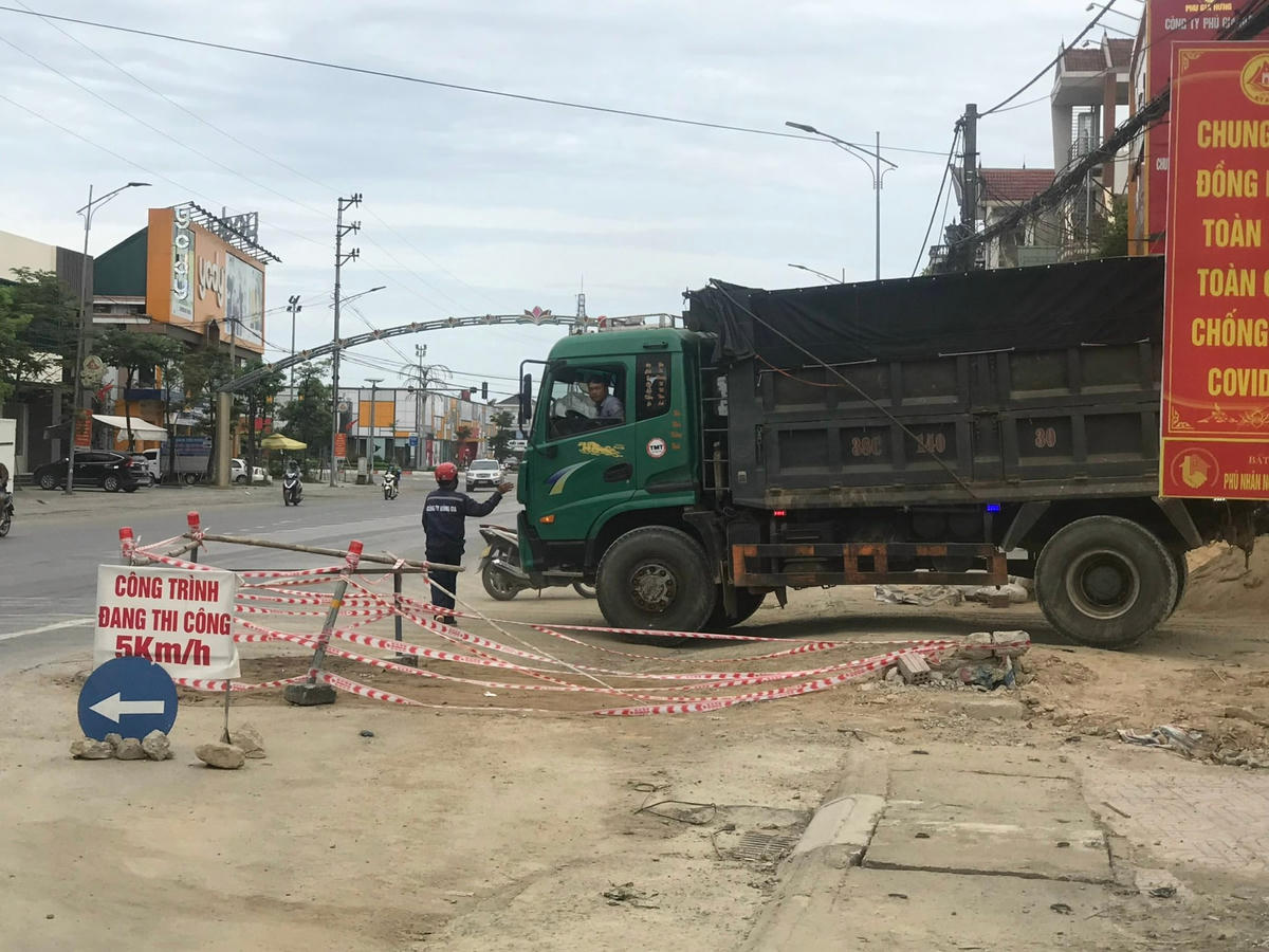 QL1A đoạn vào KĐT Cánh Buồm hư hỏng, sụt lún. 