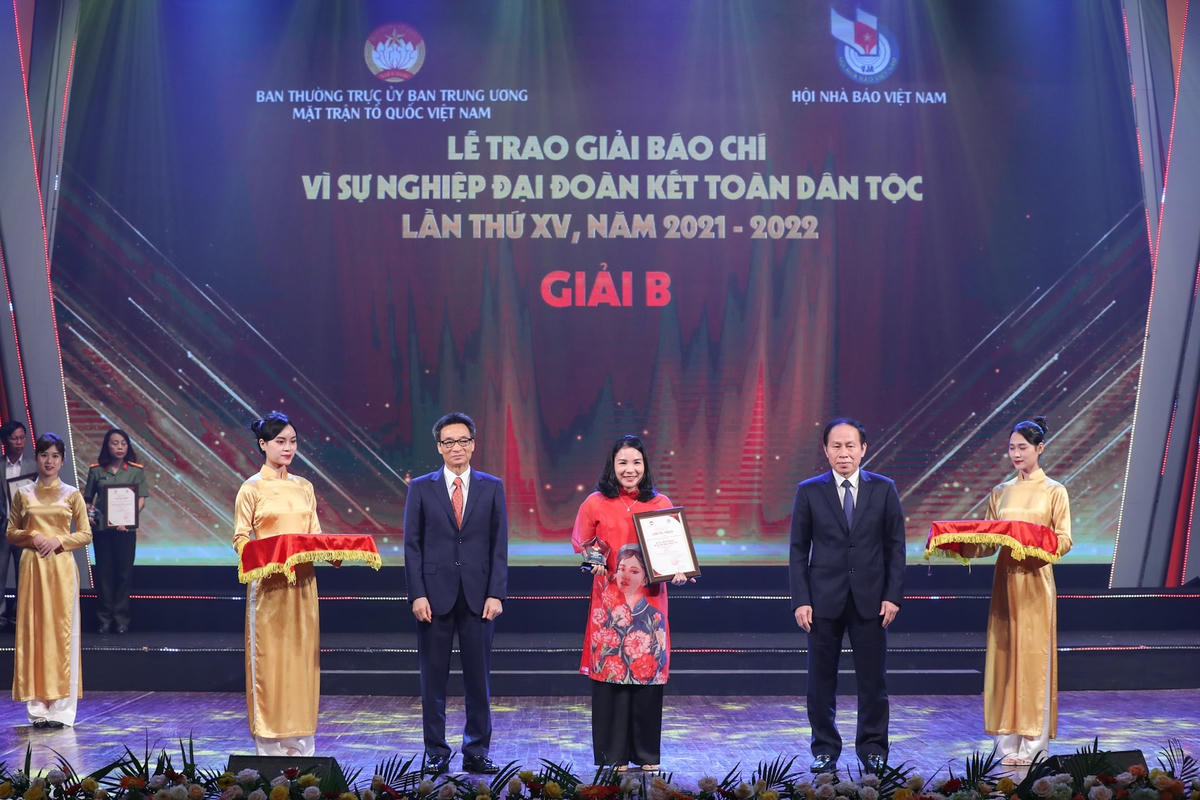 Nhà báo Hạnh Nguyên đại diện cho nhóm tác giả (Dạ Yến, Hạnh Nguyên, Hà Vy, Anh Ngọc, Nghĩa Văn) với tác phẩm Những điều giản dị nhưng thấm đẫm giá trị trong "ngôi nhà trí tuệ" đăng trên Báo Đại đoàn kết vinh dự đoạt giải B Giải báo chí “Vì sự nghiệp Đại đoàn kết toàn dân tộc” lần thứ XV. Ảnh: Quang Vinh.