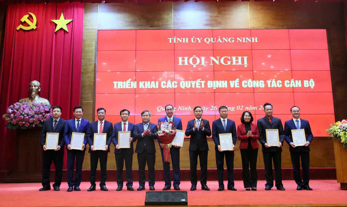 Thường trực Tỉnh ủy Quảng Ninh trao quyết định thành lập Sở Nông nghiệp và Môi trường. Ảnh: Minh Hà