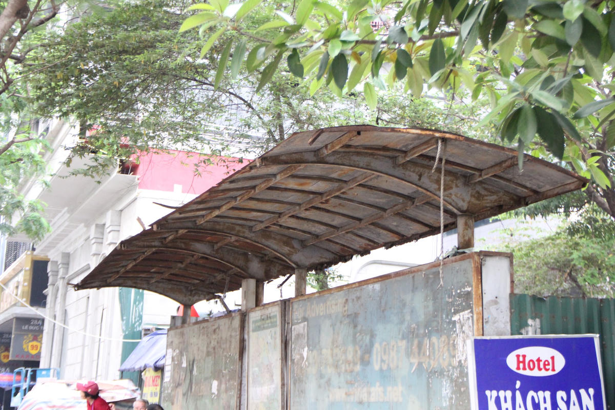Điển hình là nhà chờ xe buýt tại địa chỉ đầu ngõ 59 đường Lê Đức Thọ, phường Mỹ Đình 2, quận Nam Từ Liêm (TP Hà Nội) phần mái bị rỉ sét hư hỏng, các tấm bảng quảng cáo nhem nhuốc, nhếc nhác trông mất mỹ quan đô thị.