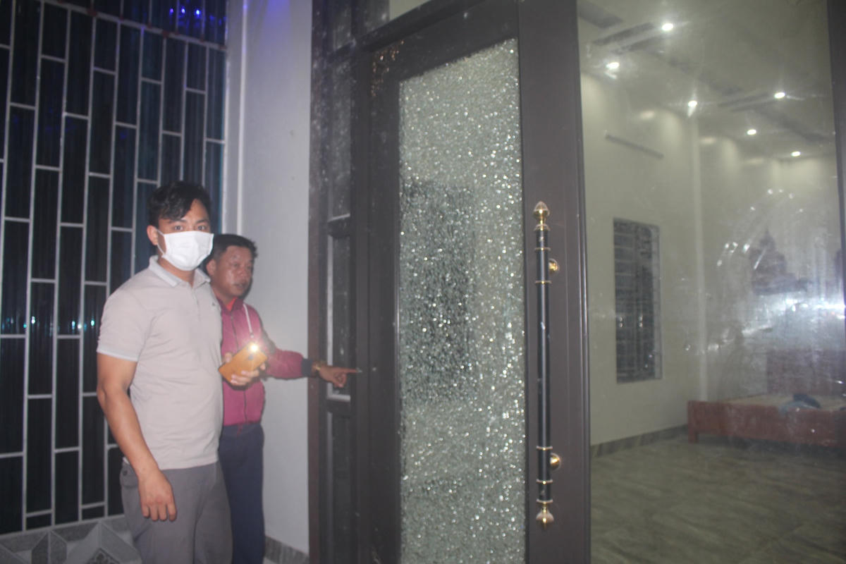 Ngôi nhà anh Lê Tiến Thái, đối diện với gara ô tô bị hư hỏng trước sức ép của vụ nổ.