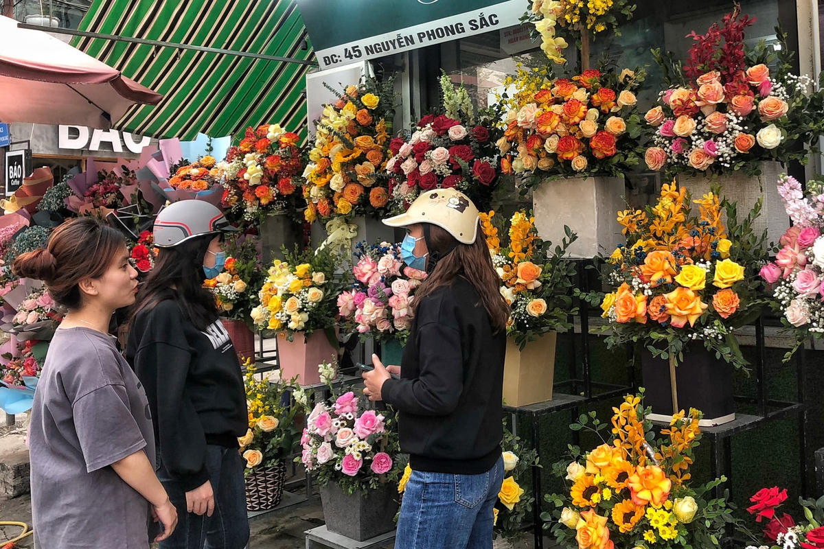 Chị Nguyễn Thị Hạnh trú tại Cầu Giấy, Hà Nội cho biết: “Tôi mua vội nên thường hay chọn những bó hoa có sẵn ở cửa hàng, họ cũng có giấy nhưng vì phải đợi hoặc cần đặt trước nên mình thấy khá bất tiện".