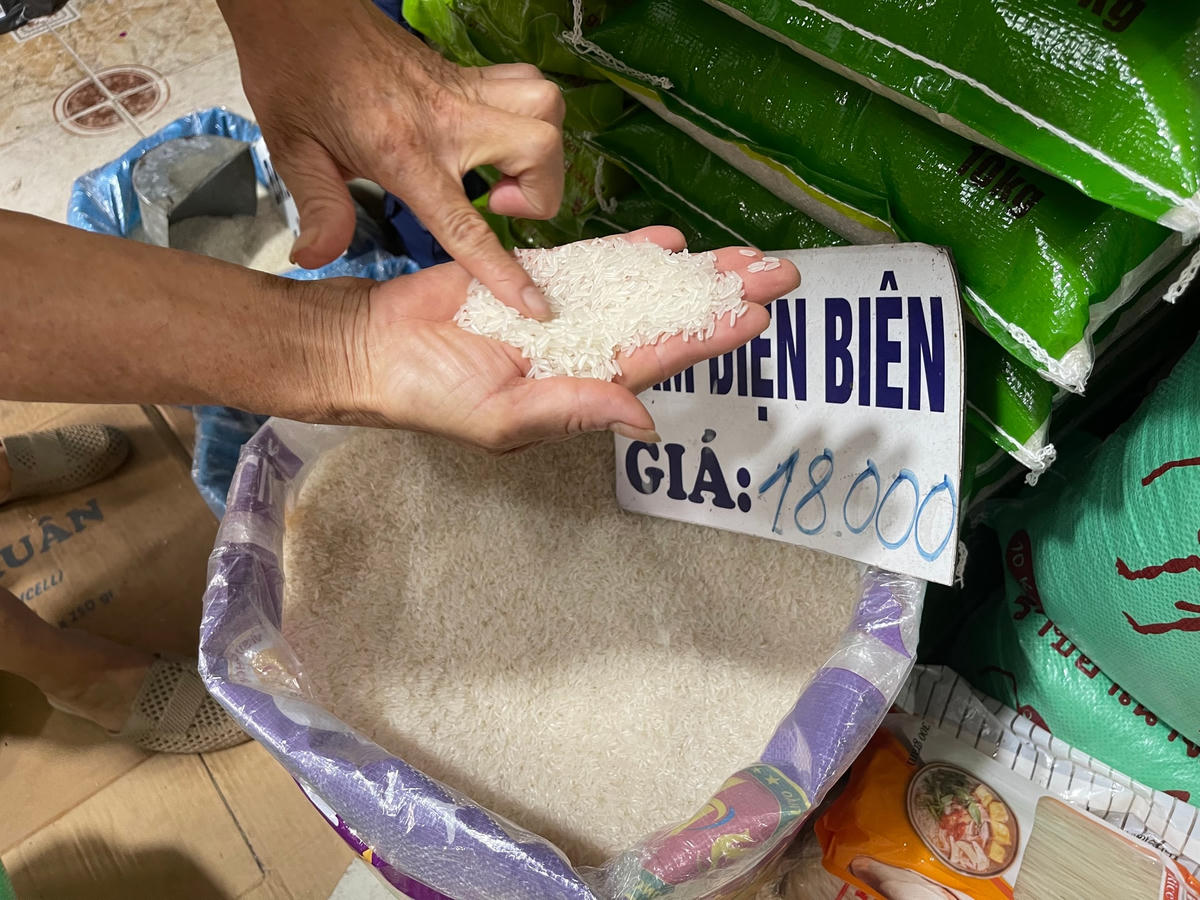 Giá gạo bán lẻ tại thị trường Hà Nội đang tăng từng ngày.  