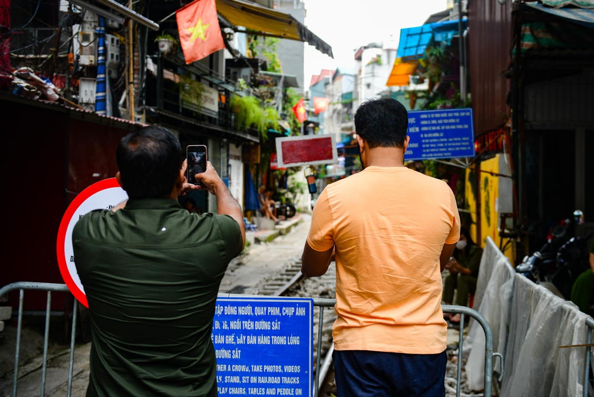 Nhiều khách du lịch sau khi nhận được thông tin đành chụp lại những bức ảnh từ bên ngoài rào chắn phố đường tàu.