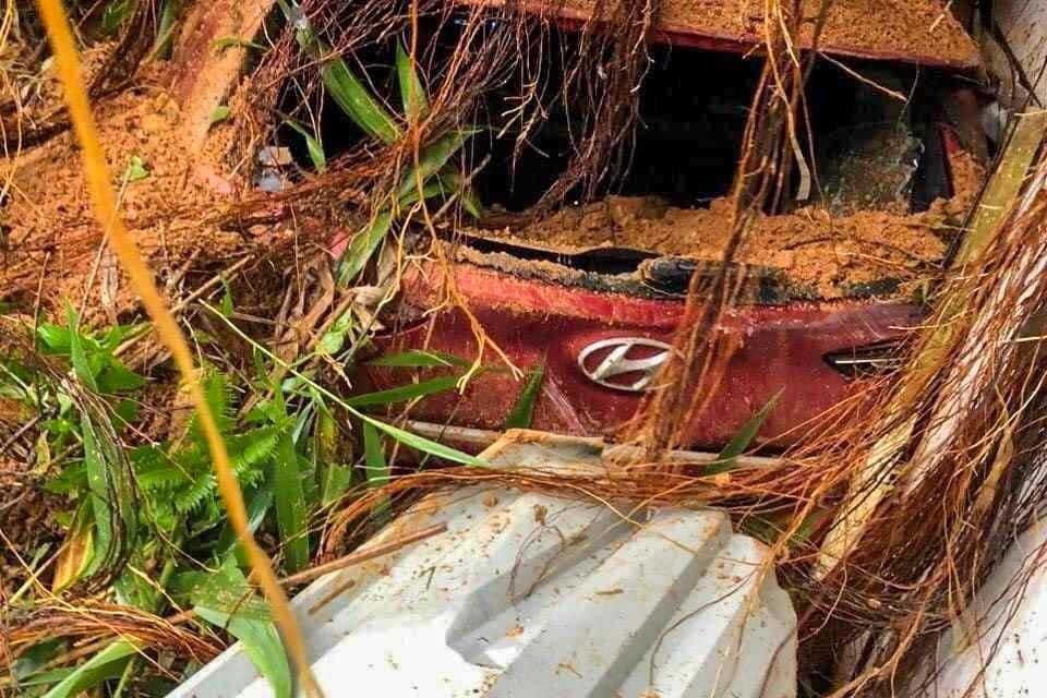 Chiếc xe 4 chỗ bị đất đá vùi lấp.