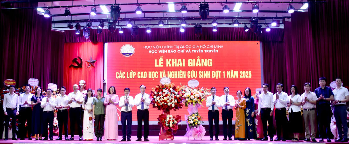Lớp nghiên cứu sinh Xây dựng Đảng và Chính quyền Nhà nước khóa 31.1 và tập thể lớp cao học Xây dựng Đảng và Chính quyền Nhà nước K31.1 tặng hoa chúc mừng và chụp ảnh lưu niệm với các thầy cô giáo Nhà trường.