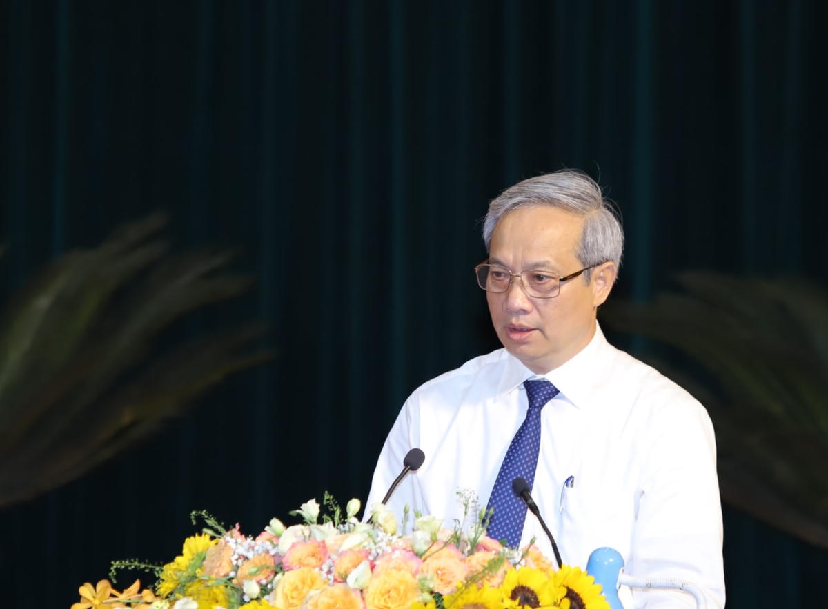 Ông Nguyễn Văn Tòng, Phó Chủ tịch Thường trực UBMTTQ Việt Nam tỉnh Thanh Hóa báo cáo tổng kết 20 năm Ngày hội Đại đoàn kết toàn dân tộc.