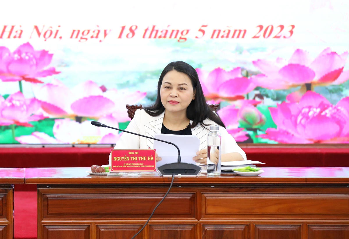 Phó Chủ tịch - Tổng Thư ký Nguyễn Thị Thu Hà gặp mặt người có uy tín tiêu biểu tỉnh Quảng Nam.