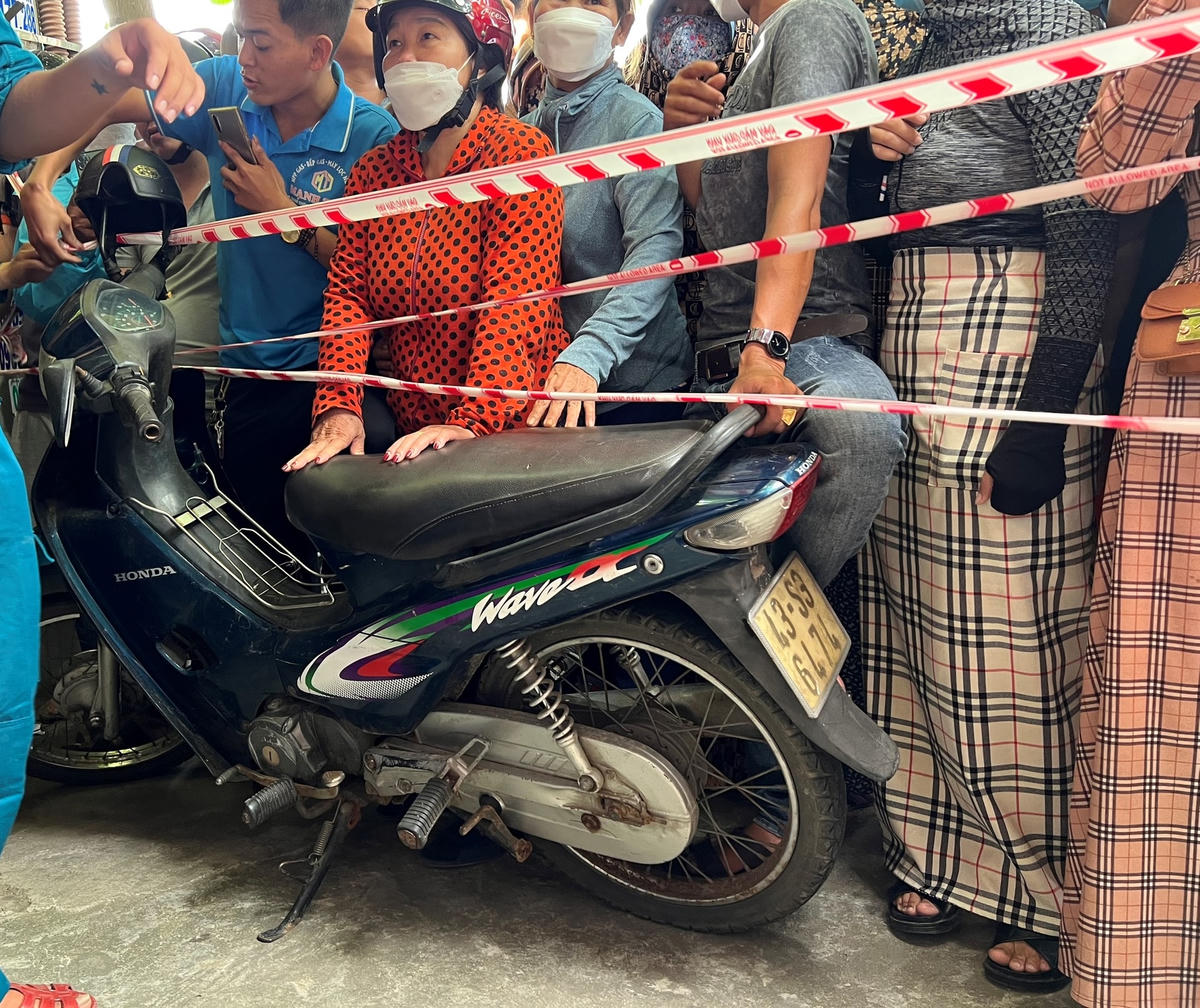 Chiếc xe máy của nạn nhân ở quán hớt tóc.