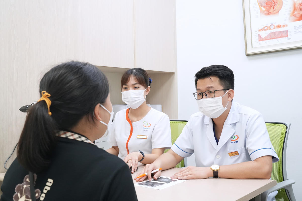 Bác sĩ tư vấn cho bệnh nhân về sức khỏe sinh sản.