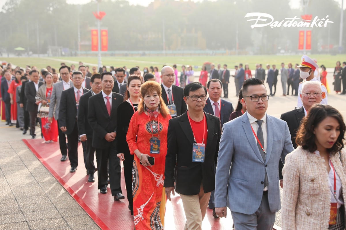 Đoàn kiều bào vào Lăng viếng Chủ tịch Hồ Chí Minh.  Ảnh: Quang Vinh.