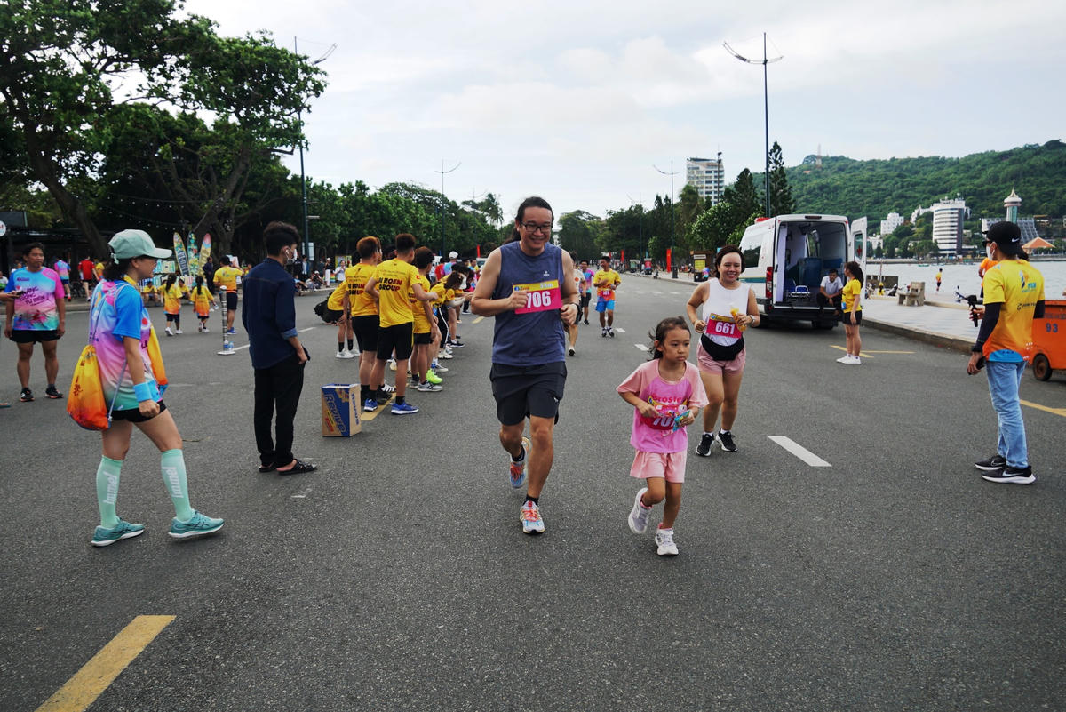 Một gia đình 3 thành viên tham gia tại giải việt giã. Ảnh: Mạnh Thìn. 