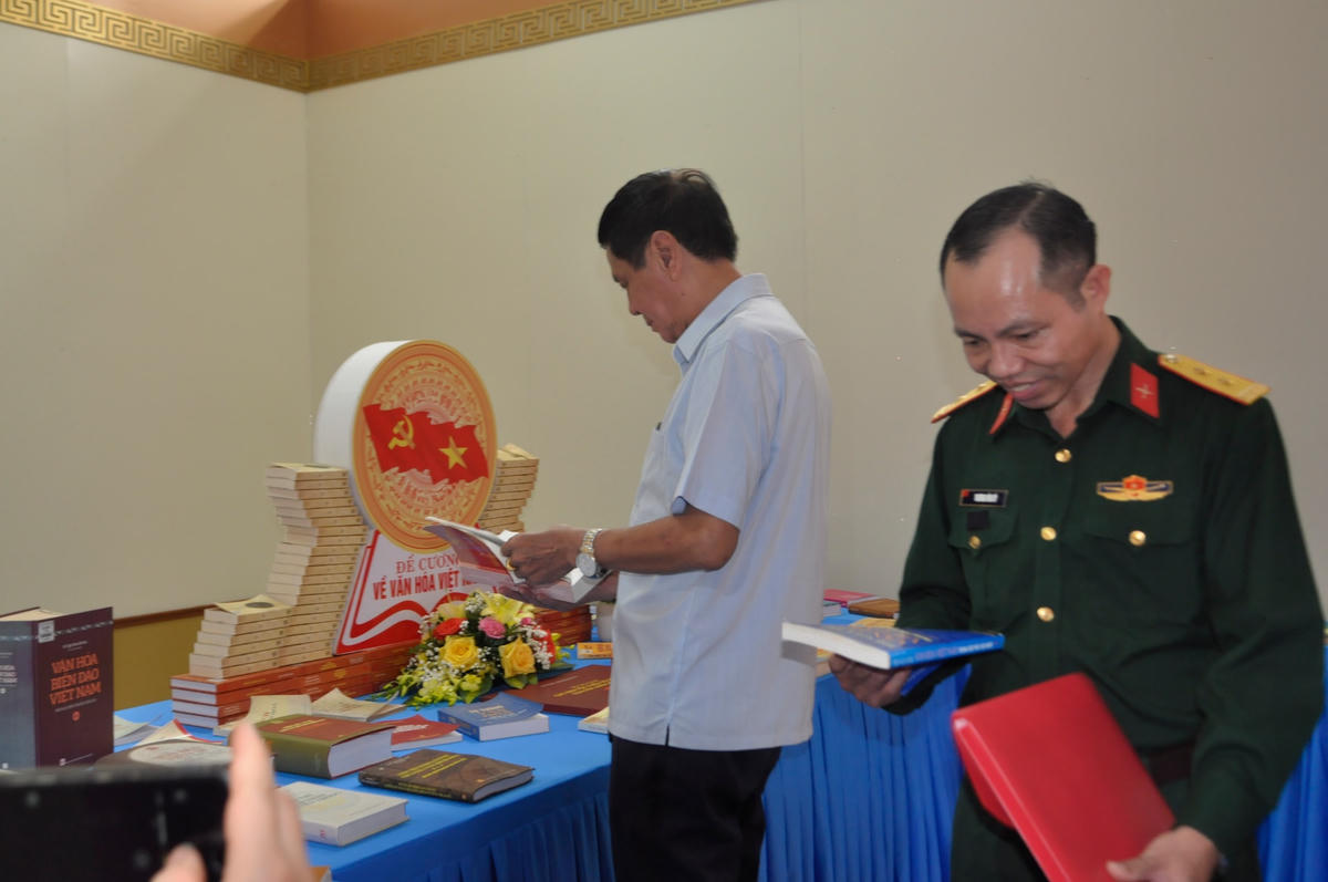 Đại biểu xem trưng bày sách tại triển lãm