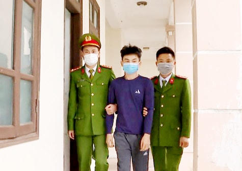 Hoàng Nhật Linh ra cơ quan công an đầu thú sau khi lừa đảo hơn 4,7 tỷ đồng.
