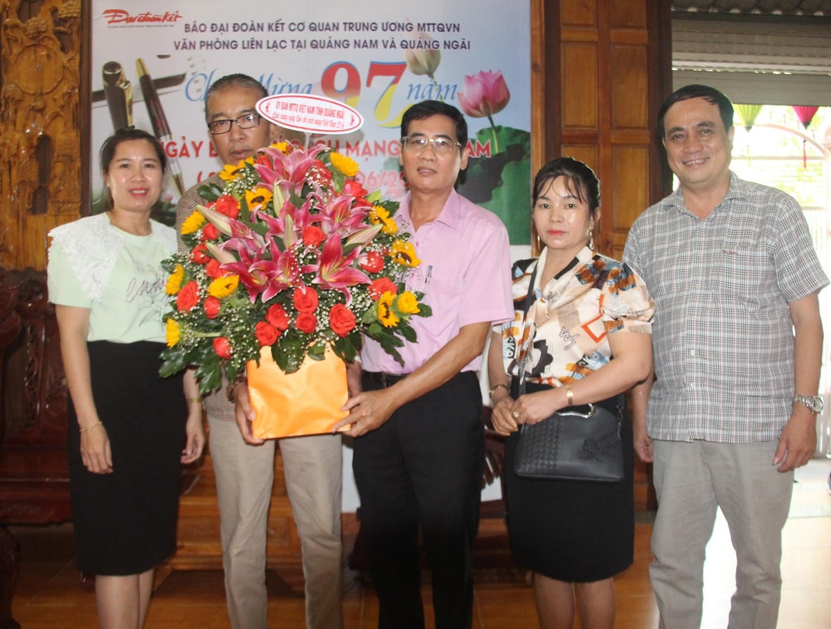 Lãnh đạo Ủy ban MTTQ Việt Nam tỉnh Quảng Nam chúc mừng VP Báo Đại Đoàn Kết.