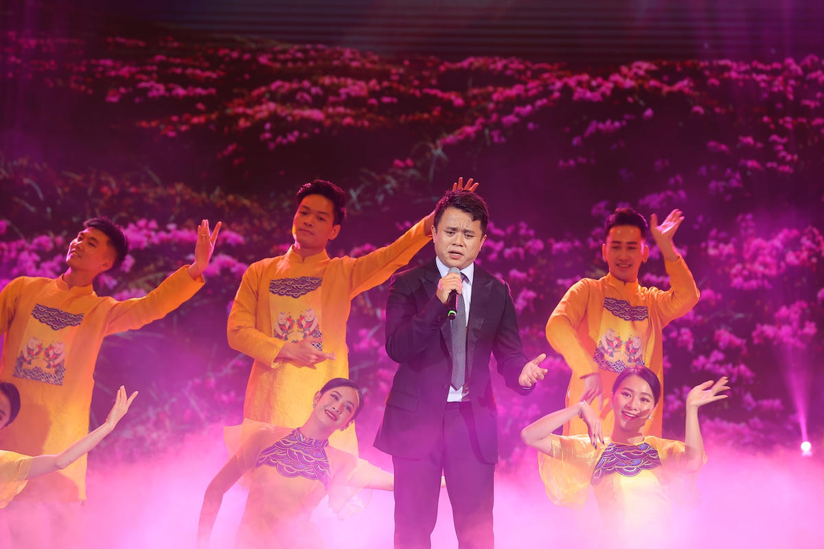 'Tết Vạn lộc 2023' cười ra nước mắt vì… hoa hậu