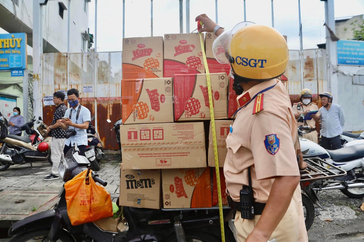 Đội Cảnh sát giao thông Chợ Lớn xử phạt phương tiện xe máy cũ nát, phương tiện cồng kềnh.