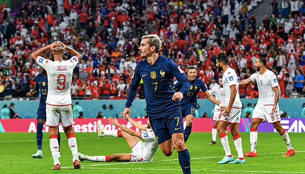 Tình huống Antoine Griezman đưa bóng vào lưới Tunisia ở phút bù giờ thứ 8 (Ảnh: Getty).