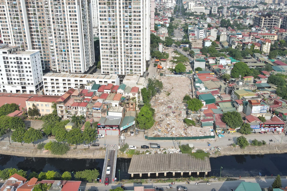 Bên cạnh đó, do cầu L3 chưa được đưa vào khai thác, hàng ngày người dân phải sử dụng cầu tạm nhỏ hẹp.