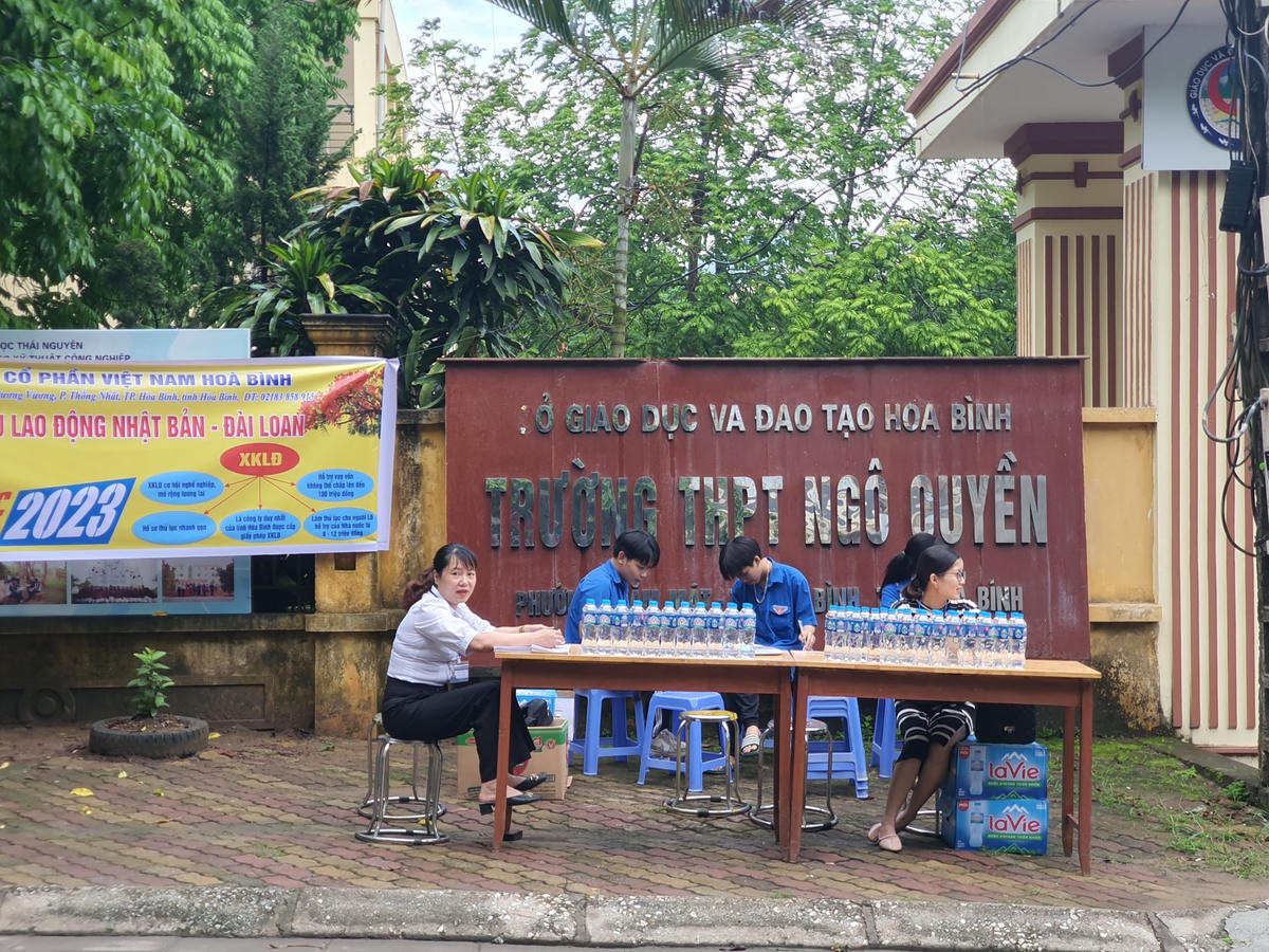 Các đoàn viên tình nguyện cũng có mặt rất sớm để chuẩn bị nước lọc, quạt nhựa... tiếp sức cho thí sinh cũng như phụ huynh. Theo chị Nguyễn Bích Thảo - Phó bí thư Đoàn phường Dân Chủ cho biết, trong 2 ngày thi tốt nghiệp THPT 2023, Đoàn phường Dân Chủ, Đoàn thanh niên Trường Cao đẳng Kỹ thuật Công nghệ Hoà Bình và Đoàn Trường THPT Ngô Quyền đã phối hợp mỗi đơn vị cử 6 đoàn viên tham gia tiếp sức mùa thi.