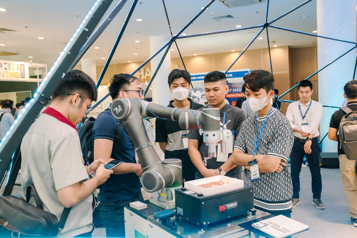 Các công nghệ, máy móc tiên tiến nhất của thế giới về robot học, tự động hóa, cánh tay robot sử dụng công nghệ AI được trưng bày tại MTA Vietnam 2023.