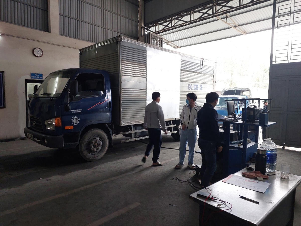 Nhân viên tại các trung tâm phải làm việc hết công suất và tăng ca để phục vụ nhu cầu của người dân.