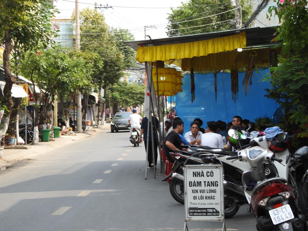 Họ hàng, bạn bè, người thân vợ chồng ông Hồ Tá Lực, có mặt tại số 422 đường Tôn Đản, phường Hòa An để giúp gia đình lo hậu sự. Ảnh: Thanh Tùng.
