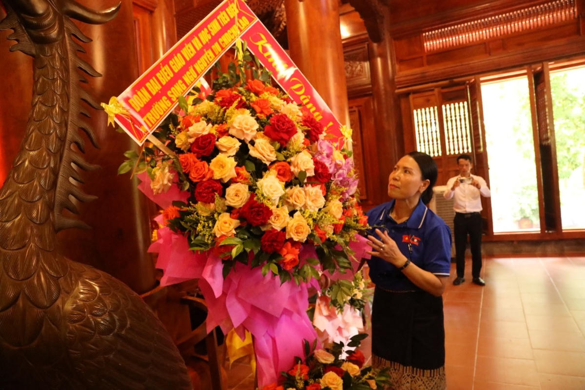 Cô giáo Nguyễn Thị Thanh Hương, Hiểu trường Trường song ngữ Lào - Việt Nguyễn Du dâng hoa lên anh linh Chủ tịch Hồ Chính Minh.