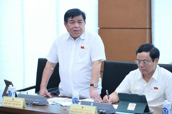 Bộ trưởng Bộ Kế hoạch và Đầu tư Nguyễn Chí Dũng phát biểu tại phiên thảo luận tổ ĐBQH, sáng 25/5. Ảnh: Quang Vinh.