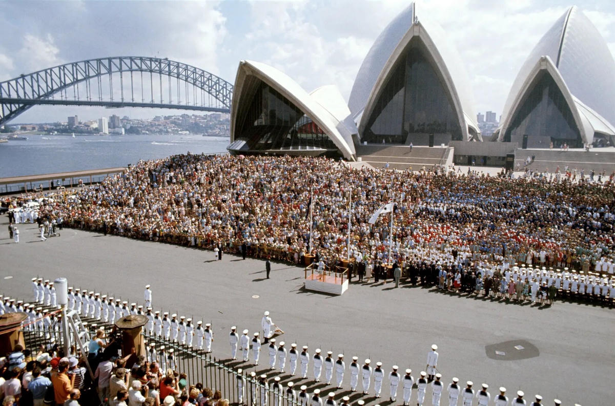 Nữ hoàng dạo chơi bên ngoài Nhà hát Opera Sydney, với Cầu Harbour nằm ở phía sau trong chuyến công du châu Australia cho Đại lễ Bạc. Ảnh: Ron Bell / PA. 
