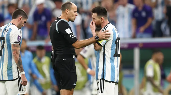 Những chỉ trích của Messi nhằm vào trọng tài người Tây Ban Nha Antonio Mateu Lahoz sẽ bị FIFA "soi" kỹ (Ảnh: Getty).
