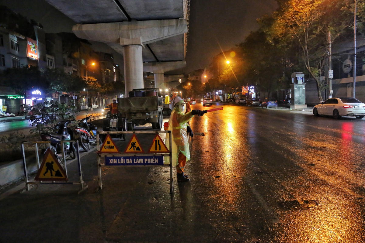 Ngay sau khi nhận phản ánh của người dân về tình trạng khói bụi, đơn vị thi công đã tiến hành thảm lại mặt đường những vị trí gây ra khói bụi.
