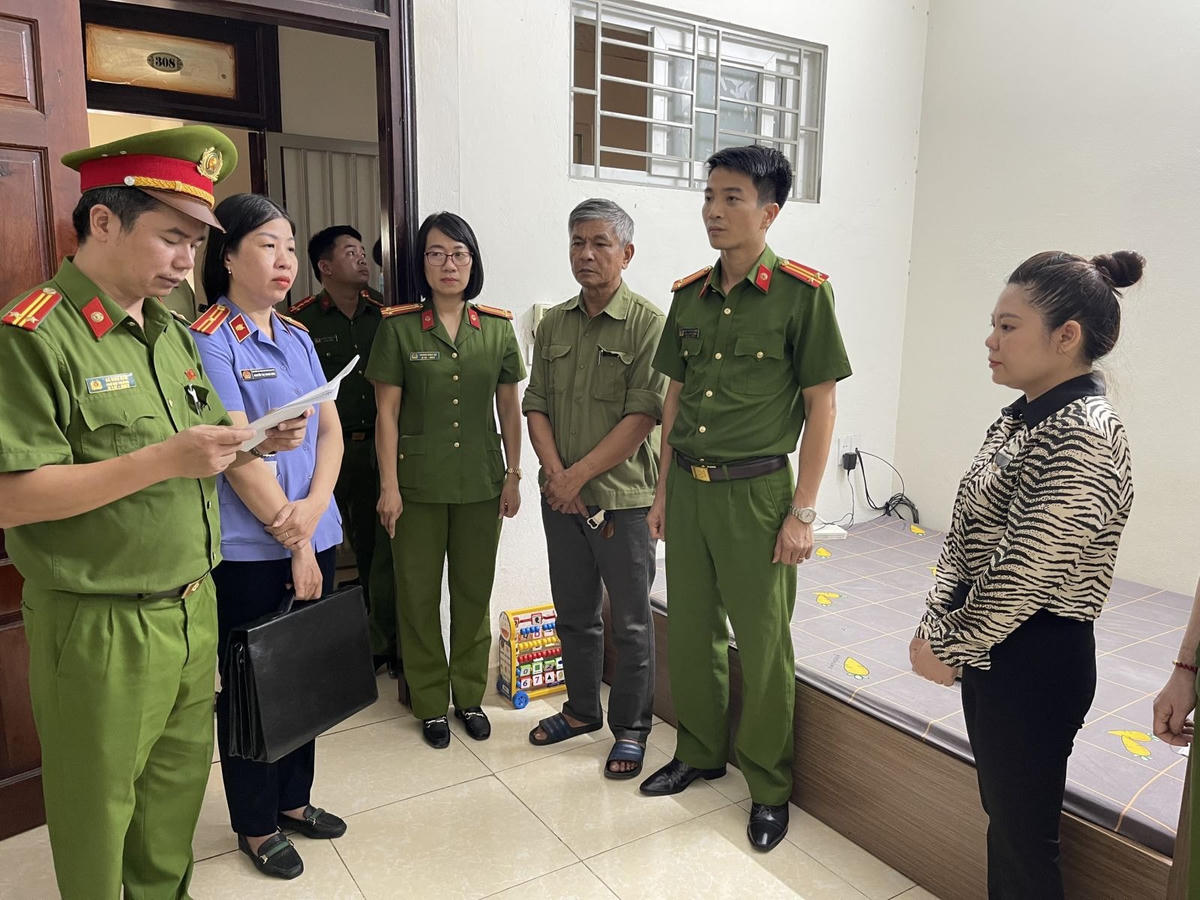 Công an đọc các quyết định khởi tố bị can và lệnh bắt tạm gia đối với Phạm Thị Lan Anh.