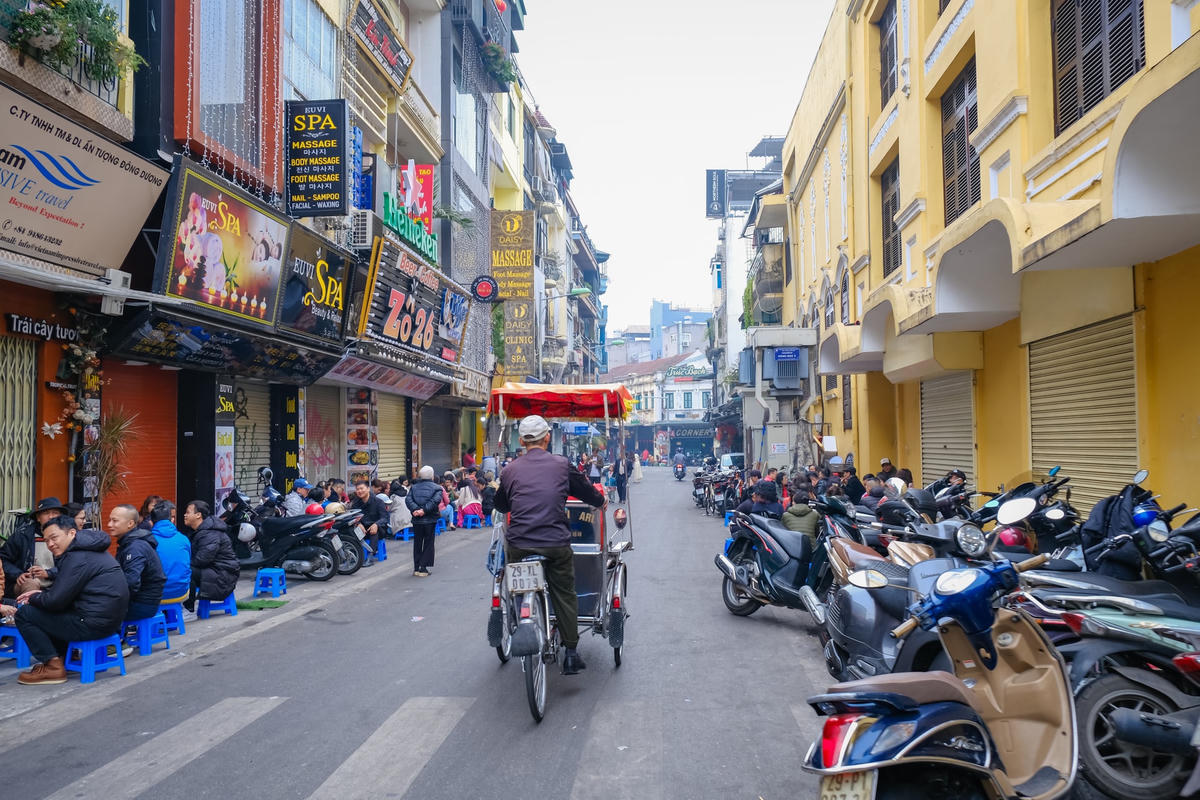 "Đặc sản" trà đá vỉa hè ở Hà Nội trong ngày đầu năm.