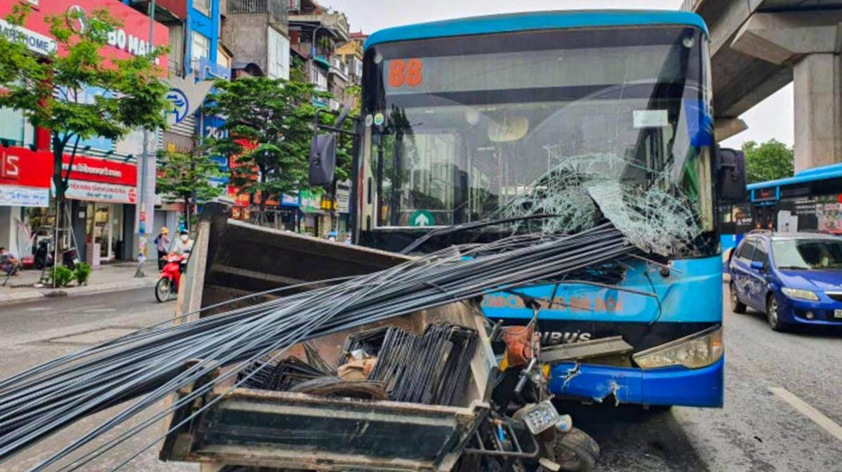 Trước đó, ngày 8/5, một xe ba bánh tự chế chở theo nhiều thanh sắt xây dựng dài khoảng 12m lưu thông trên đường Nguyễn Trãi (quận Thanh Xuân). Các thanh sắt này không được che chắn 2 đầu. Khi lưu thông tới gần khu vực ga Thượng Đình thuộc tuyến đường sắt Cát Linh - Hà Đông, xe ba bánh xảy ra va chạm với xe buýt. Phần đầu phía trước của các thanh sắt xây dựng đâm thủng kính chắn gió của ôtô.