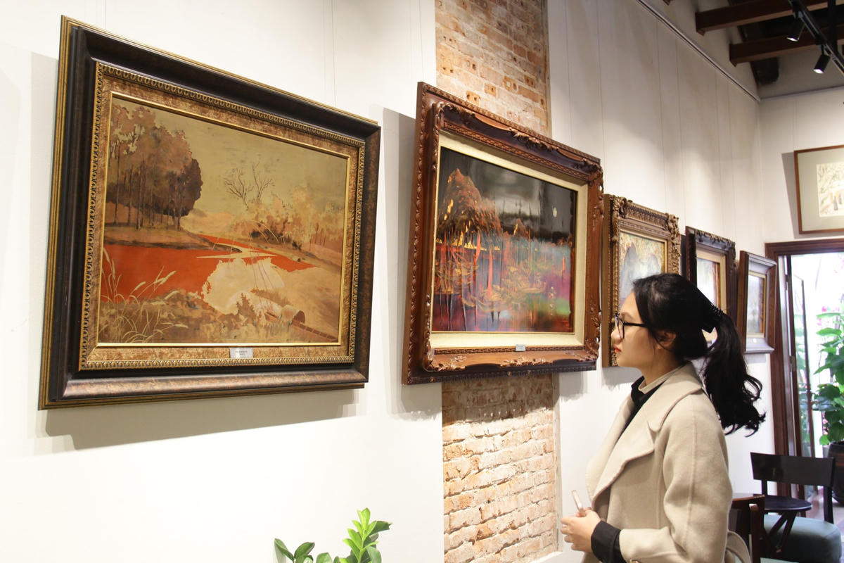 Triển lãm thu hút được sự quan tâm của người yêu hội họa.
