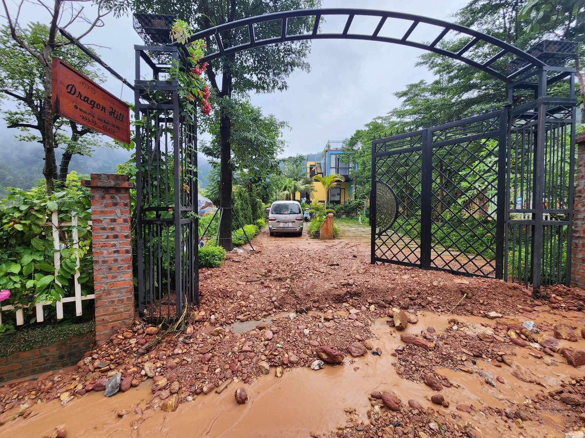 Hình ảnh cổng nhà dân bị đất đá tràn vào.