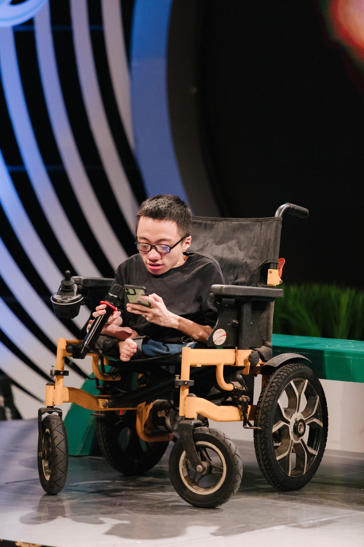 Những khó khăn của Hoàng Trung Nghĩa nhận được sự đồng cảm của khán giả.