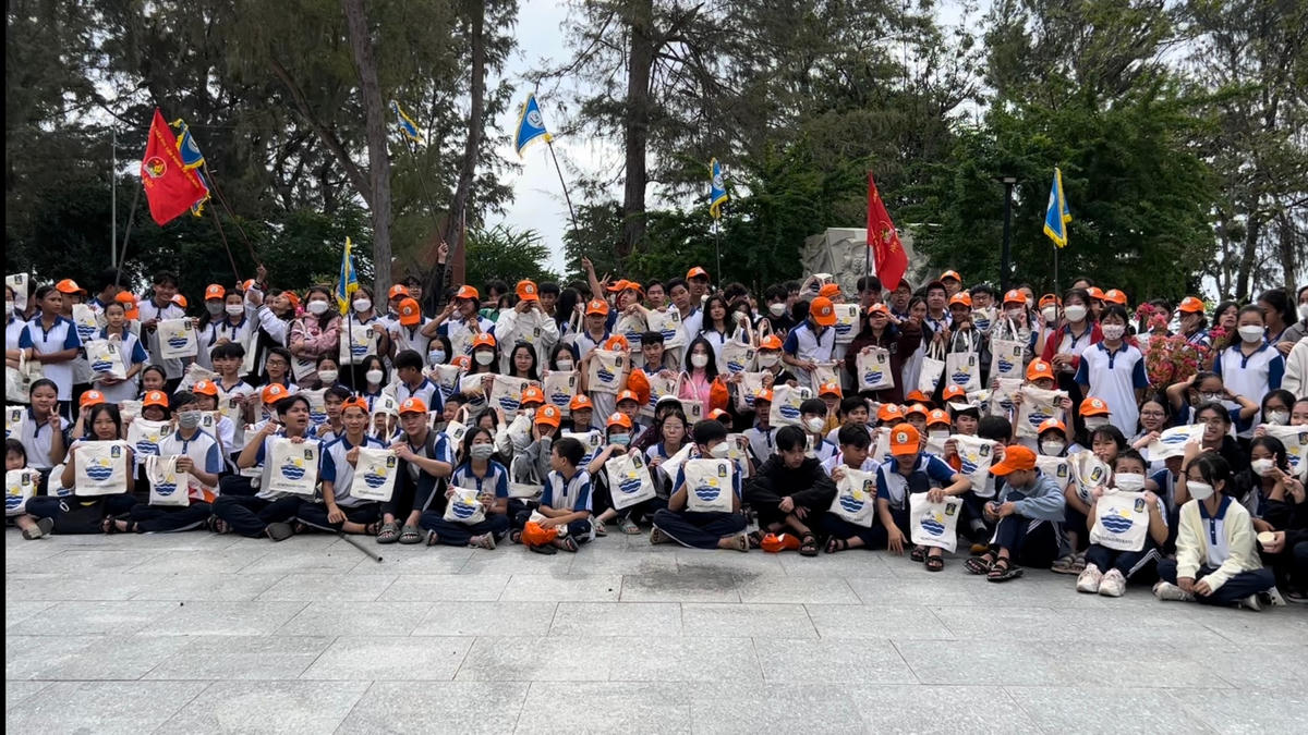 Học sinh Trường THCS Lê Hồng Phong tham gia hoạt động nhặt rác - Vì biển đảo xanh tại Nghĩa trang Hàng Keo. 
