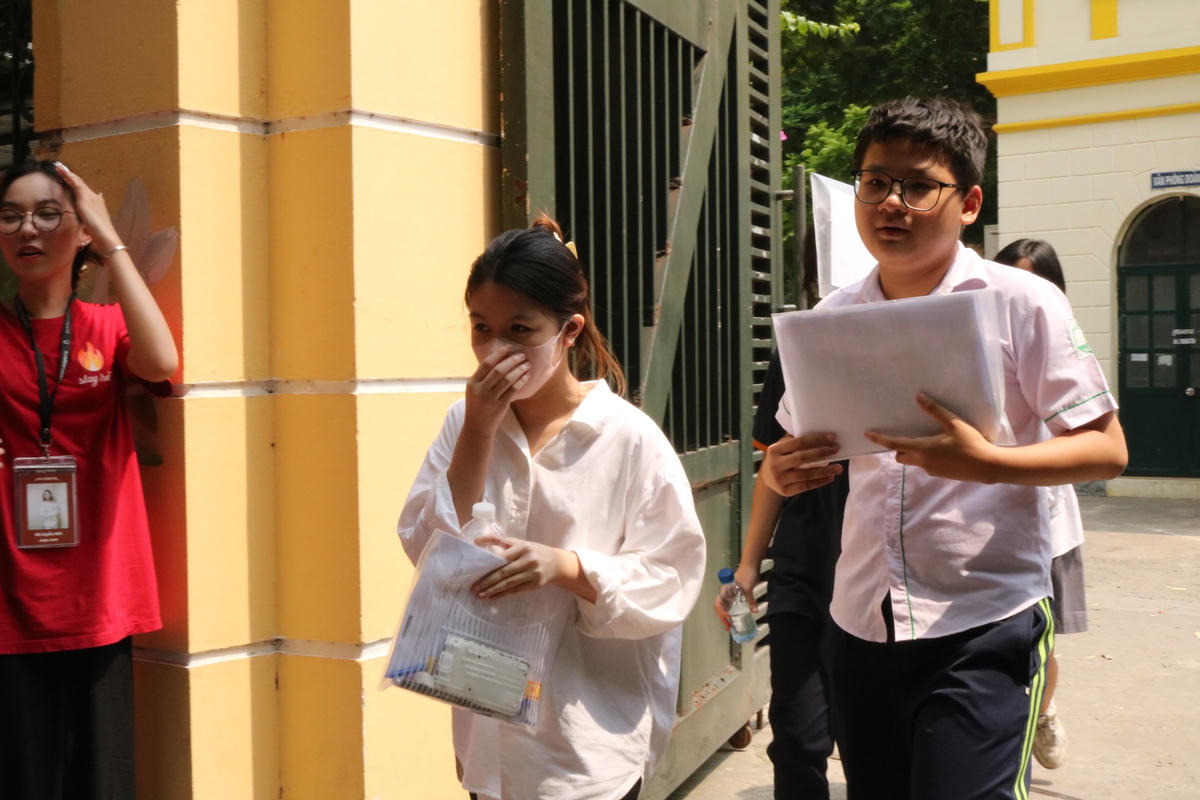 Kết thúc bài thi môn Toán vào 10, thí sinh, phụ huynh như 'trút được gánh nặng’