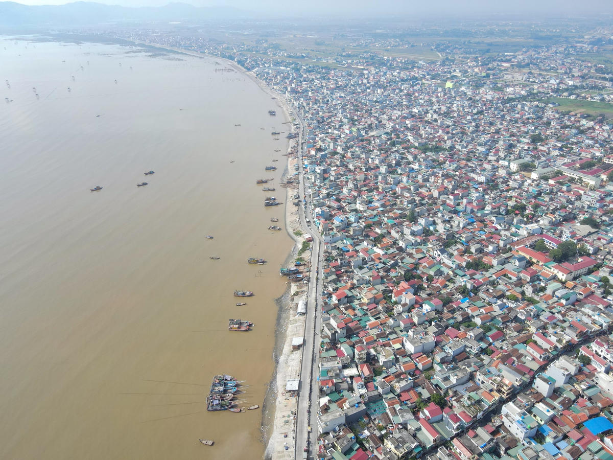 Theo ông Nguyễn Hải Năm, Chủ tịch UBND xã Ngư Lộc, tính đến cuối năm 2022, tổng dân số của xã là trên 19.000 người. Trong khi đó, diện tích đất ở chỉ vỏn vẹn 0,46 km2, mật độ dân số lên đến 40.000 người/km2. Ảnh: Đình Minh