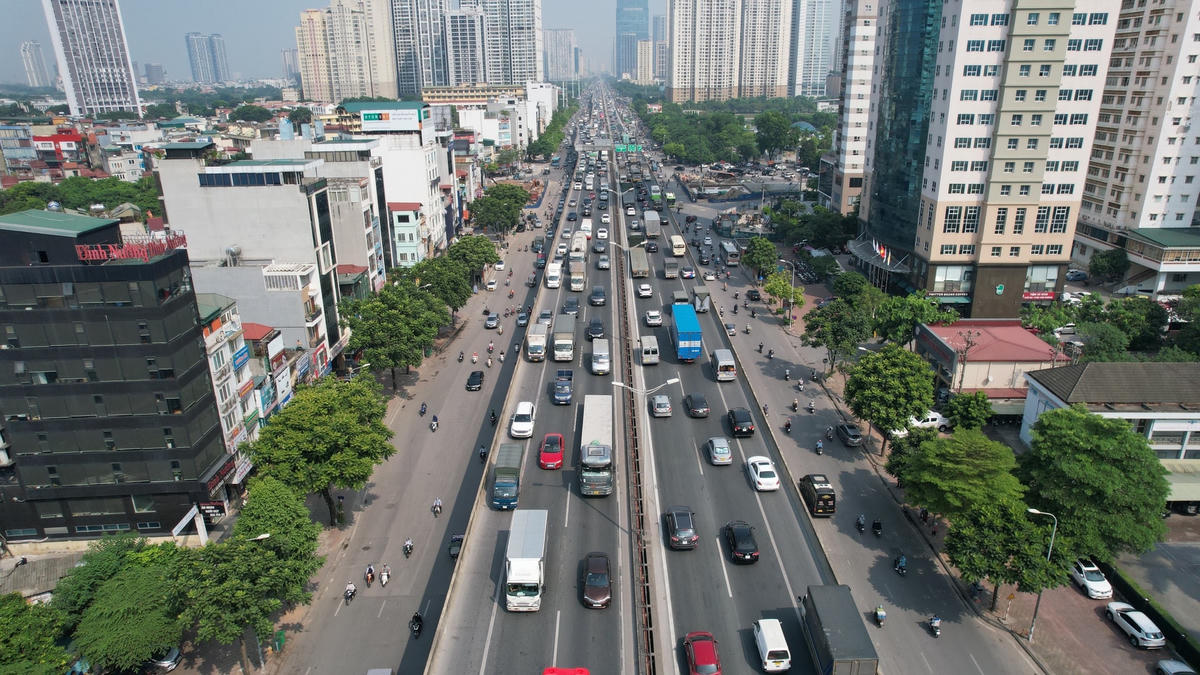 Theo ghi nhận của PV, trên tuyến đường vành đai 3 trên cao thường xuyên xuất hiện tình trạng các phương tiện ngang nhiên di chuyển vào làn dừng khẩn cấp. Do đó, Đội CSGT số 6 (Phòng CSGT Công an TP Hà Nội) đã ra quân kiểm tra xử lý nhiều tài xế.