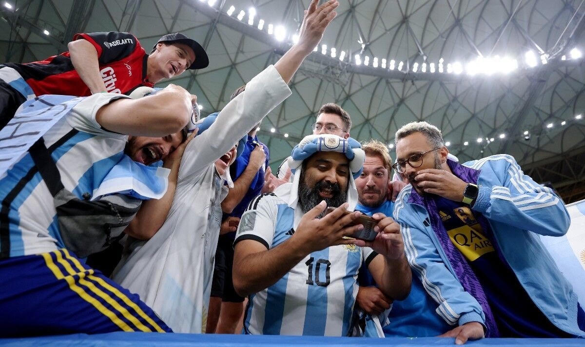 CĐV Argentina sẽ tràn ngập sân Lusail vào tối nay (Ảnh: Getty).
