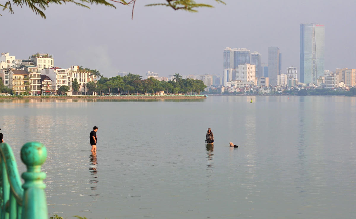 Số ít trẻ em được trang bị áo phao và tắm ở vùng khá nông cùng bố mẹ. Còn lại thì vẫn xuống tắm dù cho không có phương tiện bảo hộ an toàn.