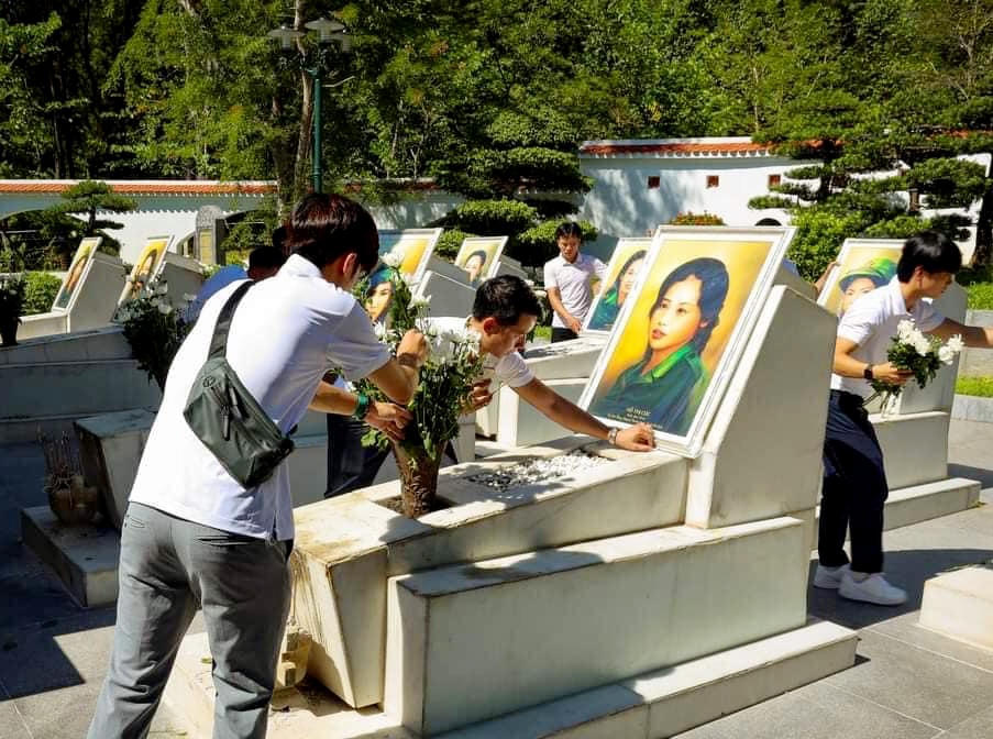 Mỗi bức chân dung được đặt lên mộ của từng nữ liệt sĩ. Sau đó Ban quản lý di tích sẽ mang vào trong nhà trưng bày.