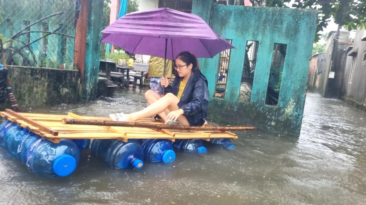 Người dân dùng bè để di chuyển đến nơi cao.